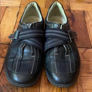 Used iTravel Velcro shoes